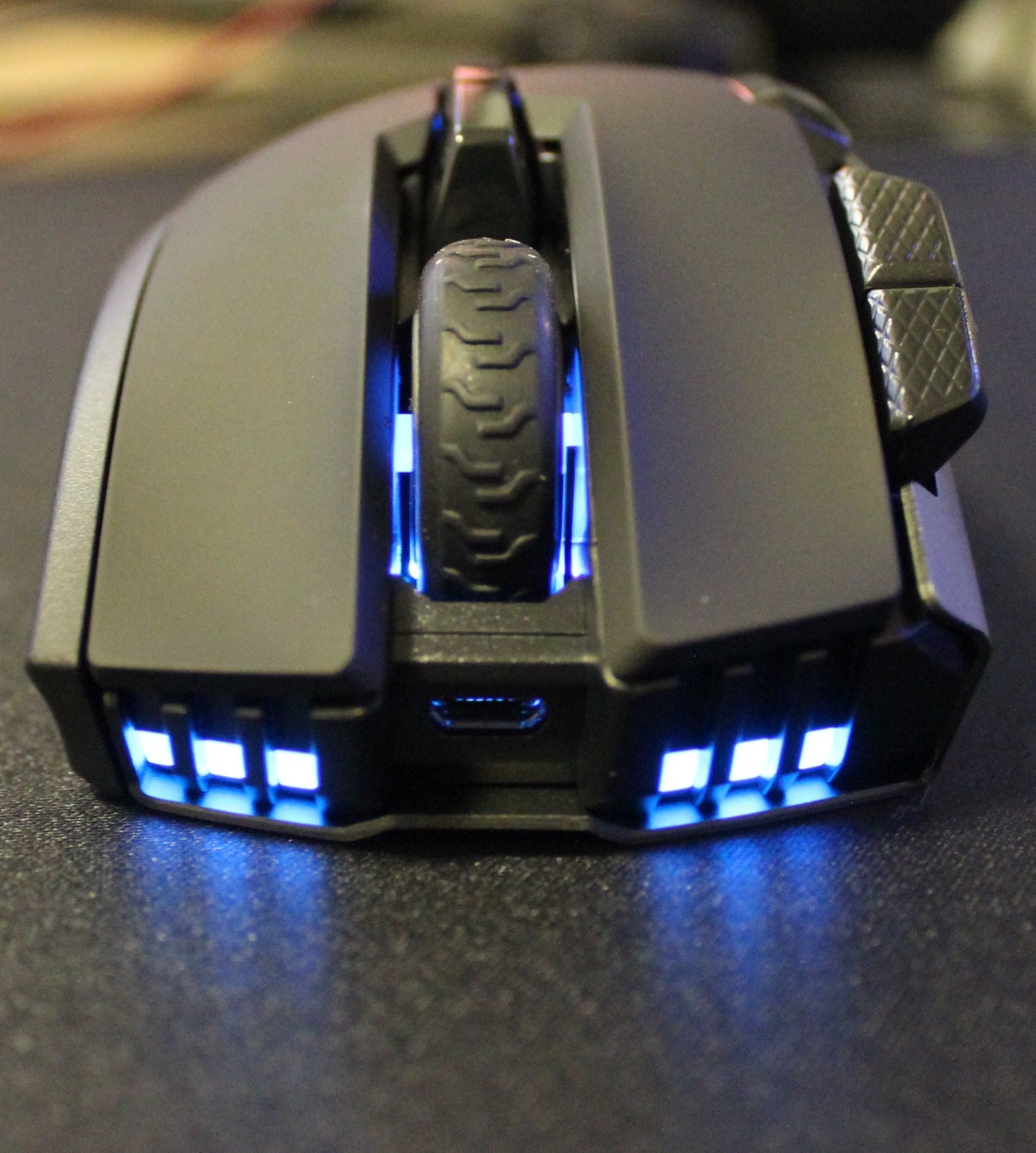 Corsair Ironclaw RGB Wireless front leds