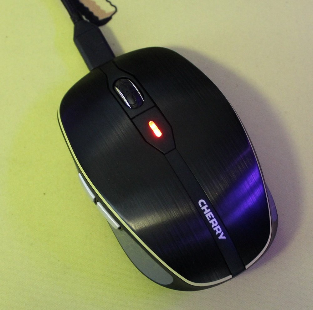 Cherry MW8 Advanced mouse plugged in